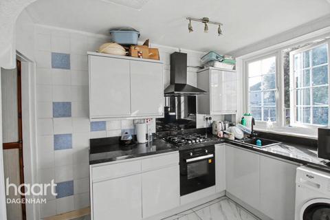 3 bedroom end of terrace house to rent, Oxlow Lane, DAGENHAM
