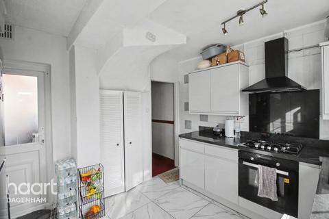 3 bedroom end of terrace house to rent, Oxlow Lane, DAGENHAM