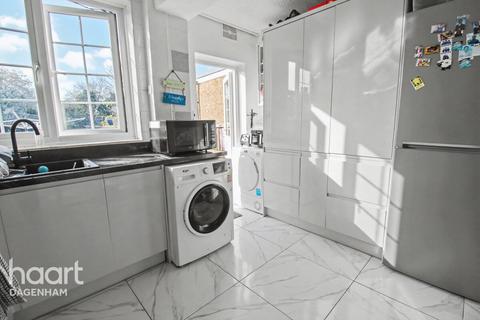 3 bedroom end of terrace house to rent, Oxlow Lane, DAGENHAM