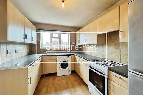 2 bedroom maisonette to rent, Queens Close, Windsor, SL4