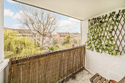 undefined, Avenue Road, Hampton TW12