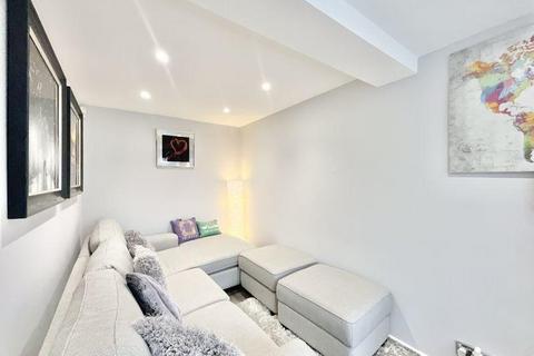 4 bedroom detached house to rent, Whirlow Road, Crewe CW2