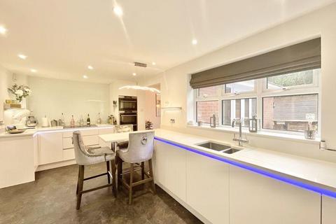 4 bedroom detached house to rent, Whirlow Road, Crewe CW2