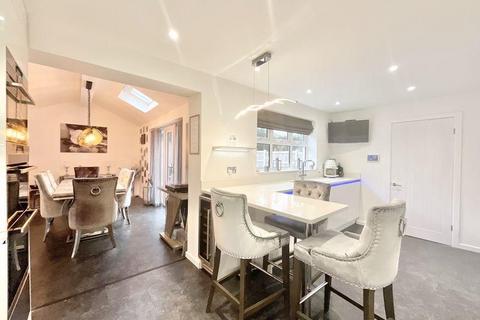 4 bedroom detached house to rent, Whirlow Road, Crewe CW2