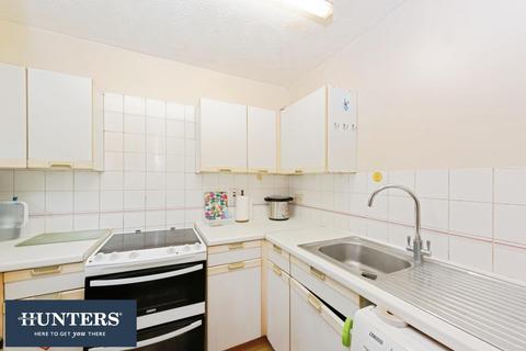 2 bedroom flat for sale, Vicars Bridge Close, Wembley