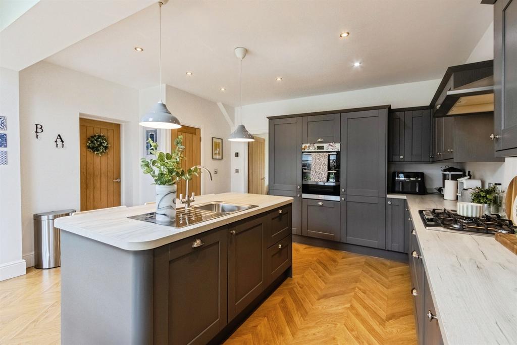 4 bedroom semi-detached house for sale