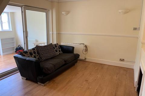 4 bedroom terraced house to rent, Travellers Lane, Hatfield