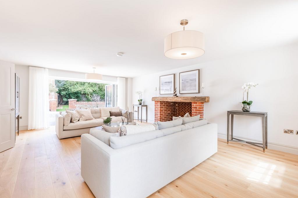 An Exceptionally Refurbished Period Home in Docking - View 4