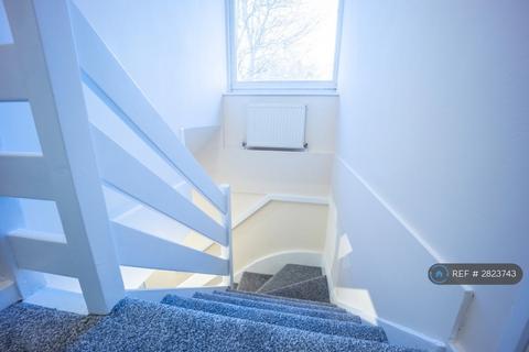 2 bedroom end of terrace house to rent, Hampstead Close, London, SE28