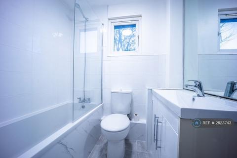 2 bedroom end of terrace house to rent, Hampstead Close, London, SE28