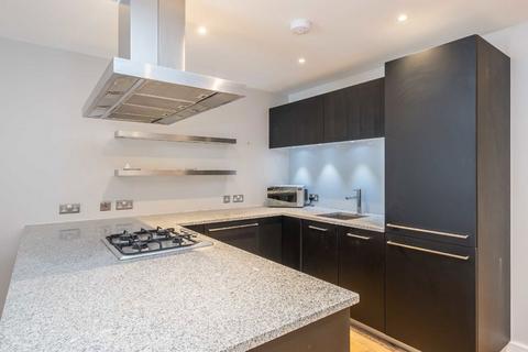 2 bedroom flat to rent, Farm Yard, Windsor SL4