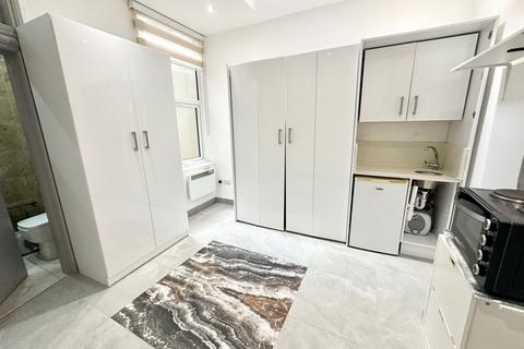 Studio to rent, Green Lanes, London N8