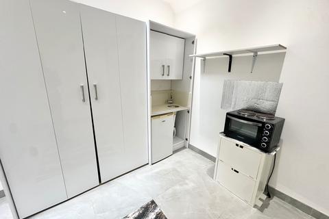 Studio to rent, Green Lanes, London N8