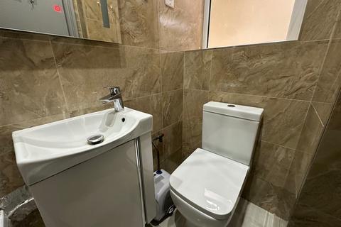 Studio to rent, Green Lanes, London N8