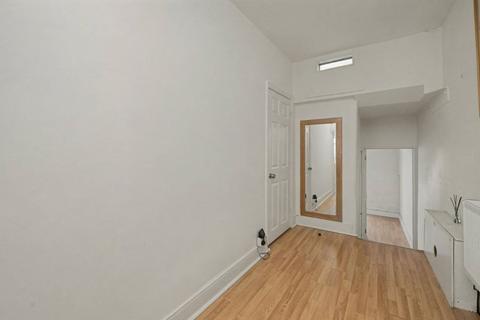 1 bedroom flat for sale, 26A The Parade, Claygate, Esher, Surrey, KT10 0NU