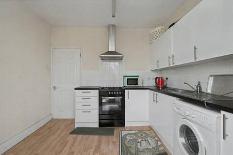 1 bedroom flat for sale, 26A The Parade, Claygate, Esher, Surrey, KT10 0NU
