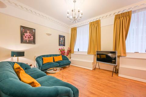 4 bedroom flat to rent, Middle Street, Barbican, London, EC1A
