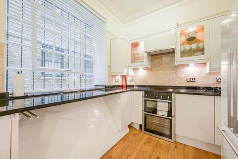 4 bedroom flat to rent, Middle Street, Barbican, London, EC1A