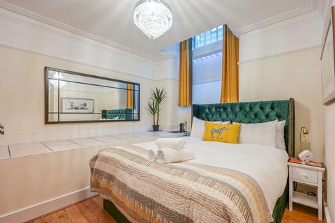 4 bedroom flat to rent, Middle Street, Barbican, London, EC1A
