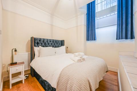 4 bedroom flat to rent, Middle Street, Barbican, London, EC1A