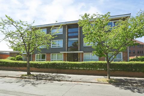 2 bedroom flat to rent, Hewgate Court, Henley-on-thames, RG9