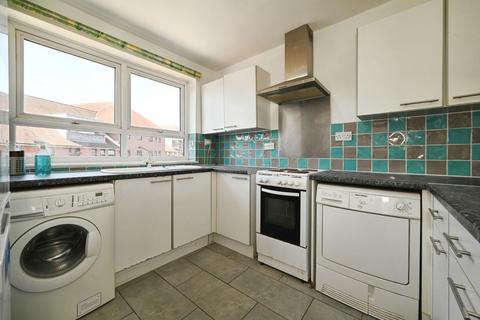2 bedroom flat to rent, Hewgate Court, Henley-on-thames, RG9