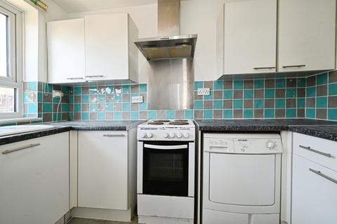 2 bedroom flat to rent, Hewgate Court, Henley-on-thames, RG9