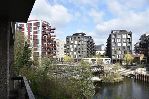 Augustus Close, Brentford