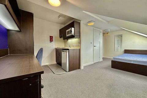Studio to rent, The Square - North Road East