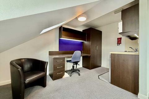 Studio to rent, The Square - North Road East