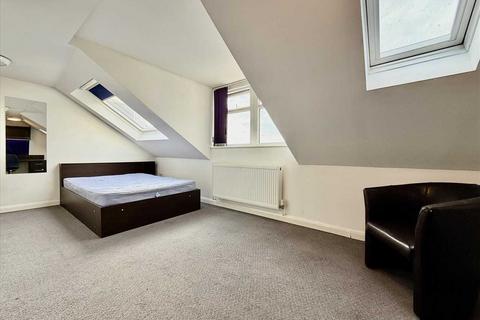 Studio to rent, The Square - North Road East
