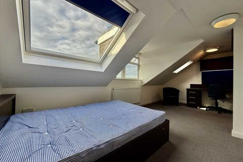 Studio to rent, The Square - North Road East