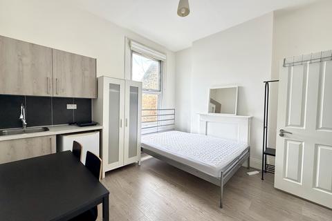 Studio to rent, Regents Park Road, London N3