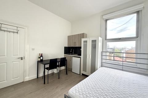 Studio to rent, Regents Park Road, London N3