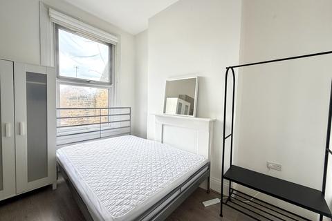 Studio to rent, Regents Park Road, London N3