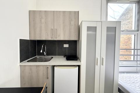 Studio to rent, Regents Park Road, London N3