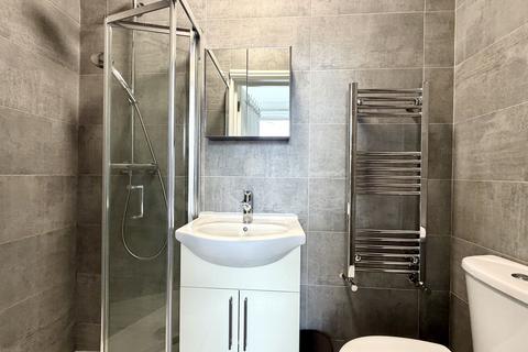 Studio to rent, Regents Park Road, London N3