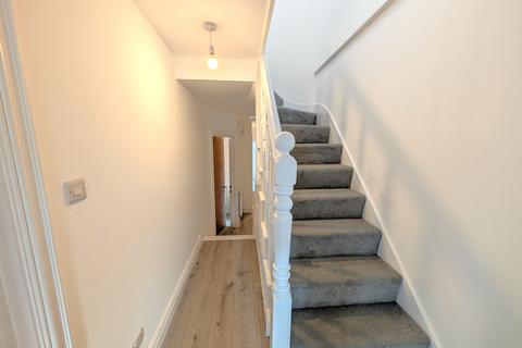 3 bedroom flat to rent, Ivy Road, London NW2