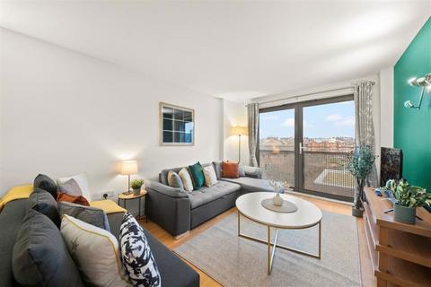 2 bedroom flat to rent, Deals Gateway, London SE13