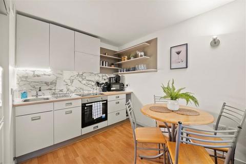 2 bedroom flat to rent, Deals Gateway, London SE13