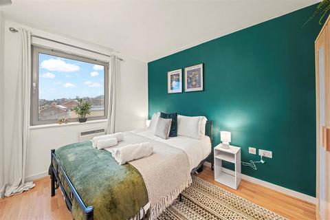 2 bedroom flat to rent, Deals Gateway, London SE13