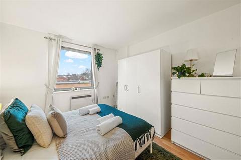 2 bedroom flat to rent, Deals Gateway, London SE13