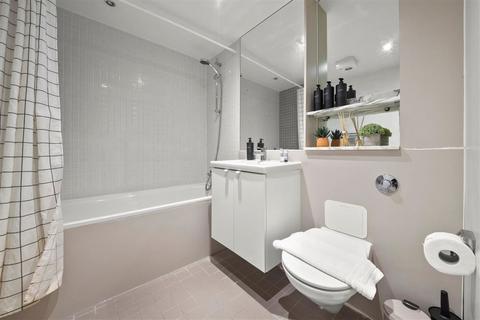 2 bedroom flat to rent, Deals Gateway, London SE13