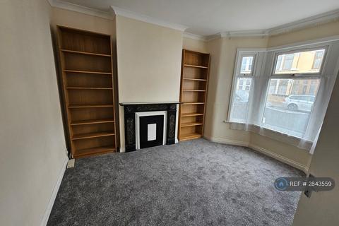 3 bedroom terraced house to rent, Monteagle Avenue, Barking, IG11