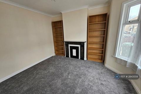 3 bedroom terraced house to rent, Monteagle Avenue, Barking, IG11
