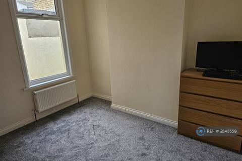 3 bedroom terraced house to rent, Monteagle Avenue, Barking, IG11