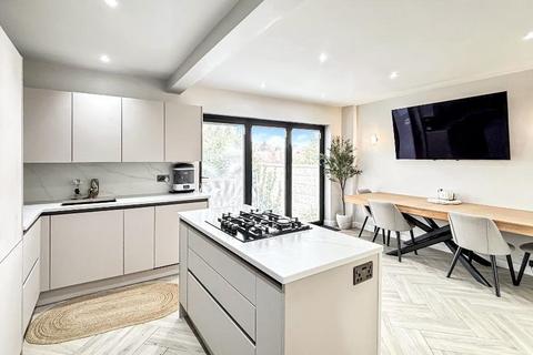 3 bedroom semi-detached house to rent, South Croydon CR2