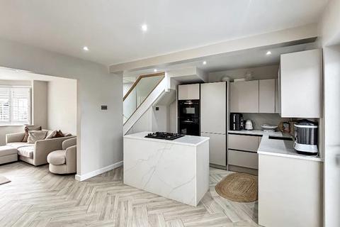 3 bedroom semi-detached house to rent, South Croydon CR2