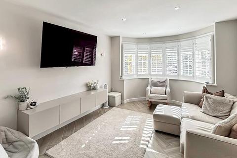 3 bedroom semi-detached house to rent, South Croydon CR2