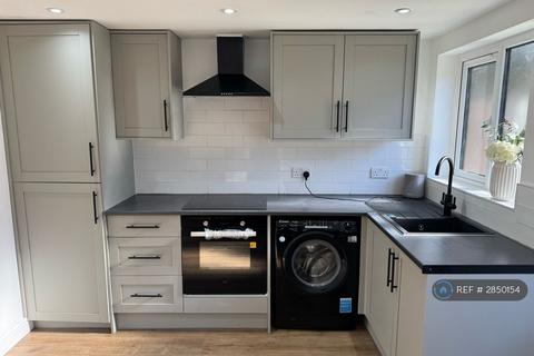 Studio to rent, Mawney Road, Romford, RM7